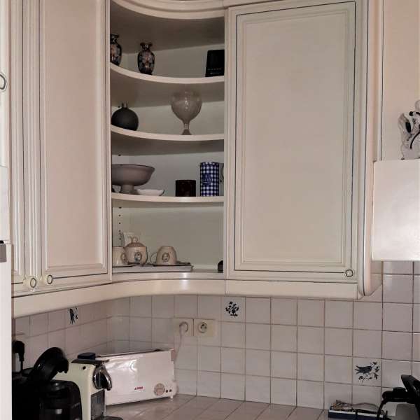 Meubles de cuisine éléments blancs liserets marine - avant