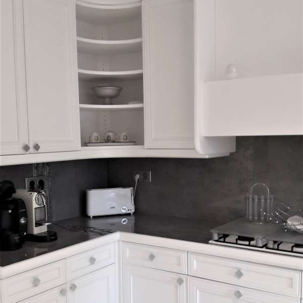 Meubles de cuisine éléments blancs relookés - après