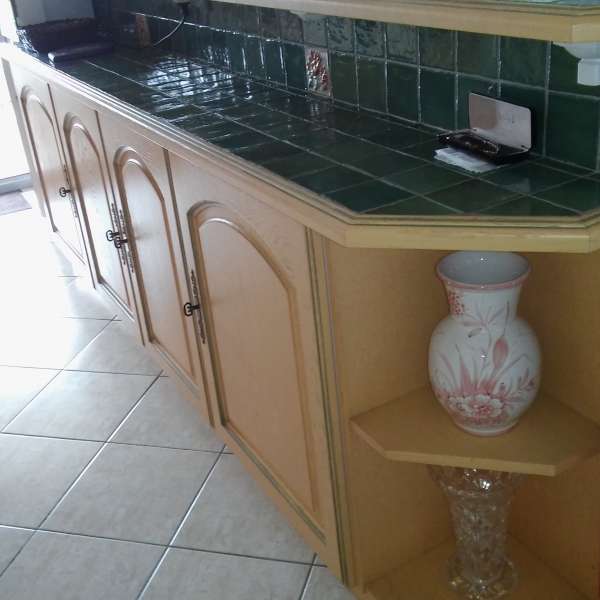 Meuble en carrelage et éléments - avant