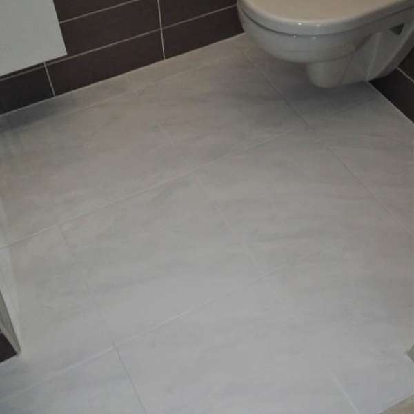 Faux marbre grâce à une peinture au sol